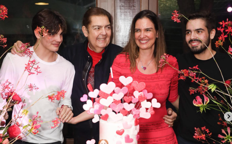 Faustão celebra aniversário da esposa ao lado da família após transplantes