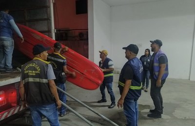 Operação Praia Limpa apreende equipamentos deixados na orla marítima de Maceió