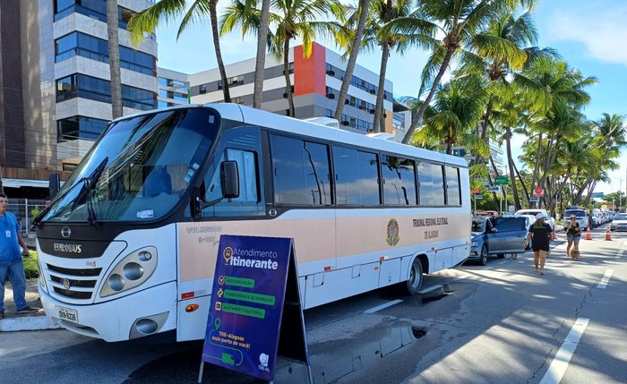 Ônibus itinerante do TRE: serviços para eleitores na orla