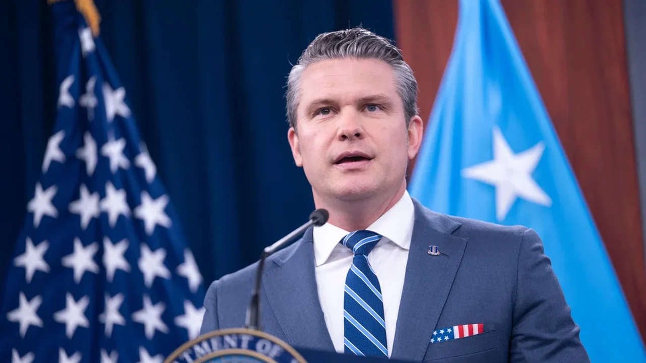 Hegseth não descarta uso de força militar contra o Irã e reafirma controle de Estreito de Ormuz