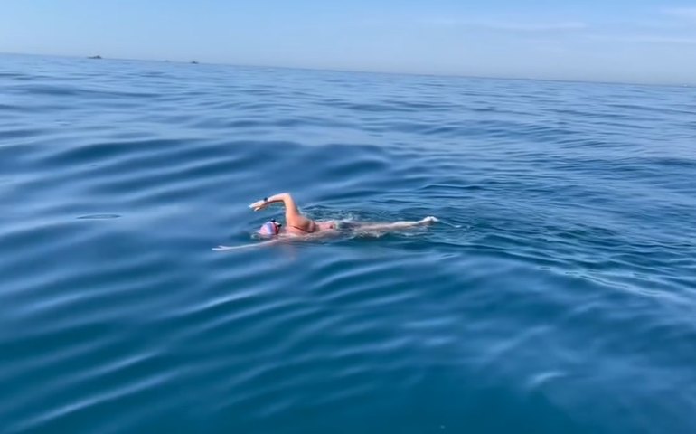 Multicampeã paraolímpica: inglesa se torna primeira atleta cega a completar travessia do Canal da Mancha