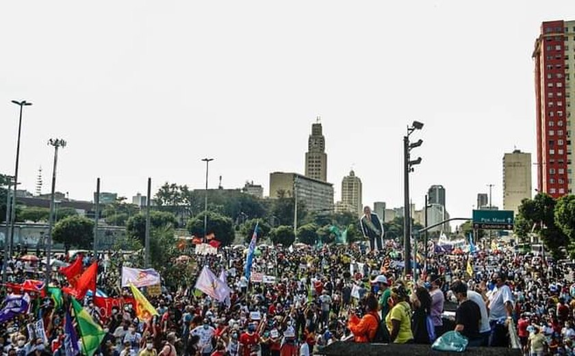 Ato contra Bolsonaro lota centro do Rio; manifestantes pedem vacina