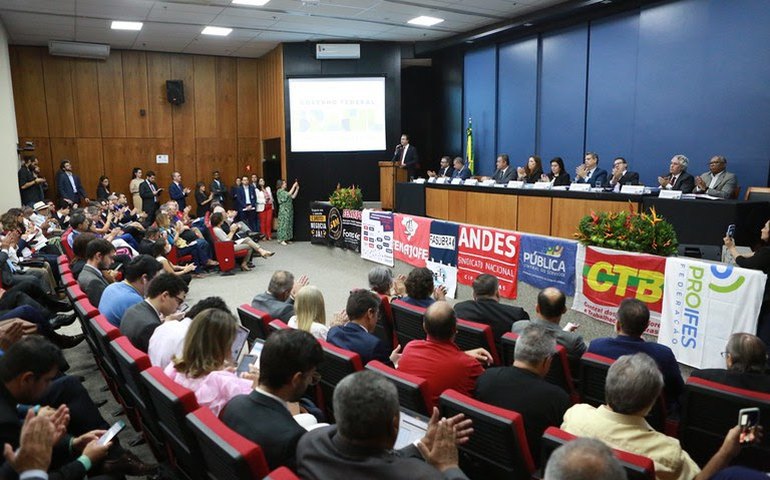 Governo oficializa reajuste de 9% para o funcionalismo federal