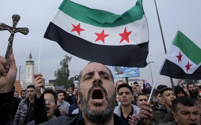 Confrontos na Síria deixam dezenas de mortos e uma centena de feridos, informa Defesa do país