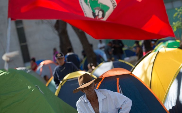 Duas pessoas são mortas e seis feridas em ataque a assentamento do MST
