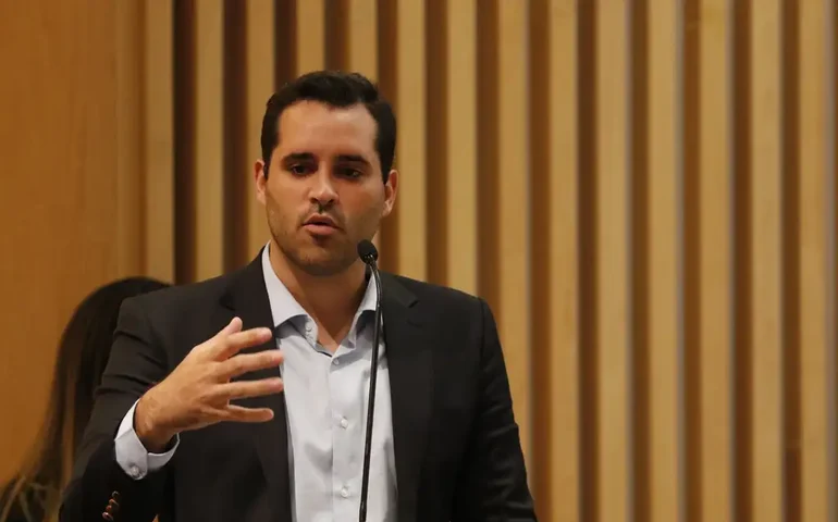 Saiba quem é o novo prefeito do Rio, Eduardo Cavaliere, e vote em qual deve ser a prioridade dele no governo