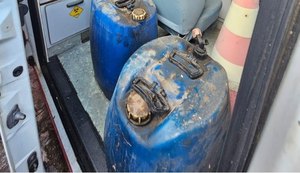 Ambulância do Samu é utilizada como depósito e aparece com materiais armazenados em seu interior. - Foto: Cotesia a Francês News