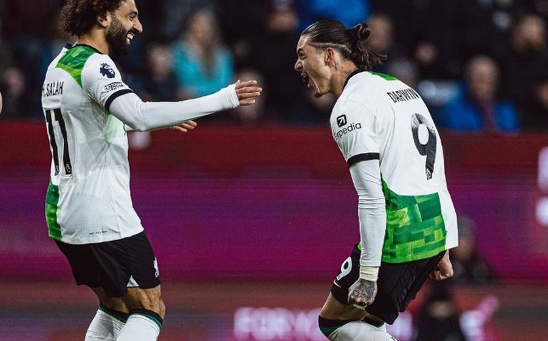 Liverpool volta a vencer, faz 2 a 0 no Burnley e dorme na liderança do Inglês