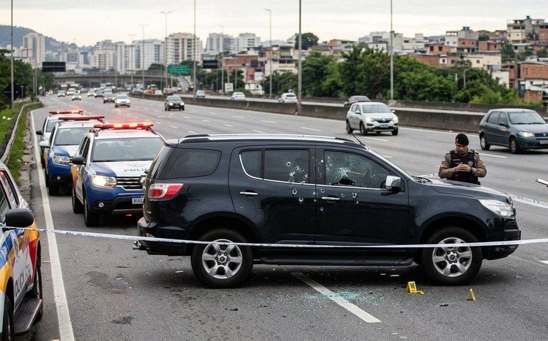 Marcas de tiros em carro de médica baleada evidenciam manhã de violência na Transolímpica