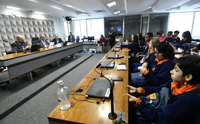 Exposição e sessão especial homenageiam o Programa Jovem Senador