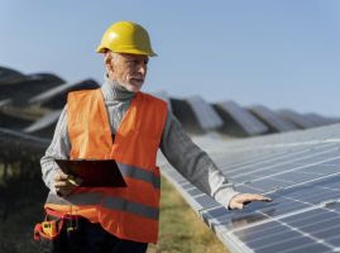 Energia solar cria 500 mil empregos em um ano e impulsiona uso de tecnologia na gestão de equipes