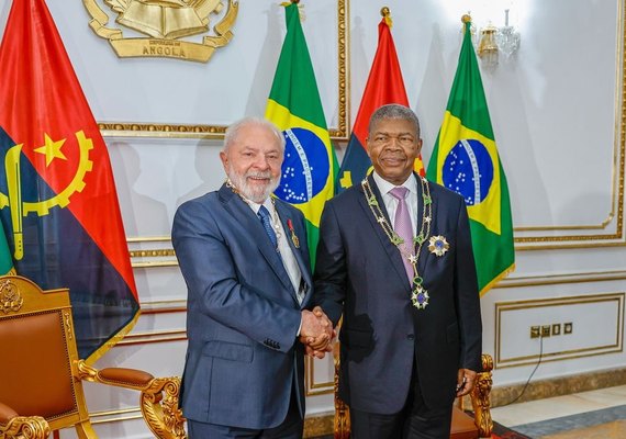 Lula recebe condecoração em Luanda