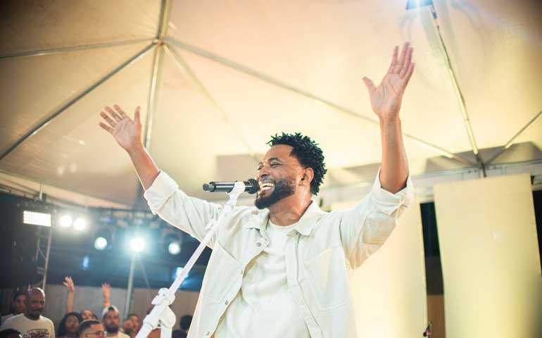 ‘Contrato de Amor’ se destaca nos shows e confirma nova fase de Julio Sereno no pagode