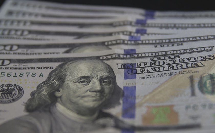 Dólar cai para R$ 5,39 com expectativa de corte de juros nos EUA