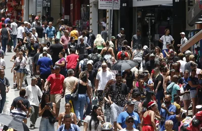 População brasileira chega a 213,4 milhões em julho de 2025