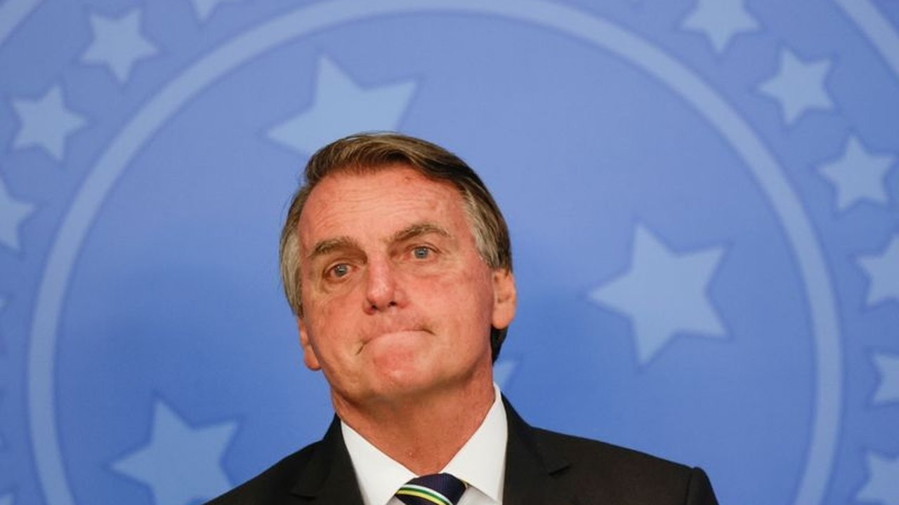 Bolsonaro chora ao participar de evento militar no DF; presidente não discursou
