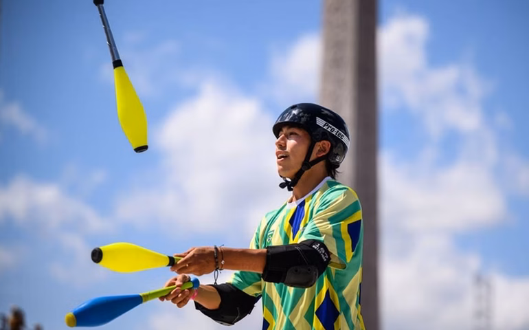 Conheça Augusto Akio, o Japinha, malabarista que conquistou o bronze no skate em Paris-2024