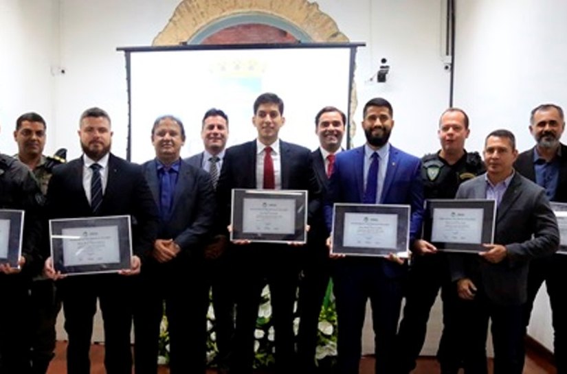 Presidente da CMM homenageia delegados e policiais civis por atos heroicos no desempenho das funções