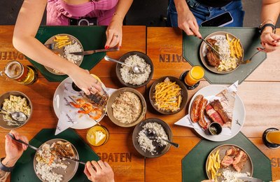 Novo menu de restaurante de Curitiba aposta em parrillas para compartilhar e combina gastronomia e custo-benefício
