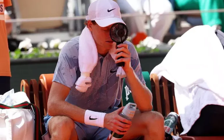 'Ninguém é um robô', diz Sinner após ser eliminado em Roland Garros
