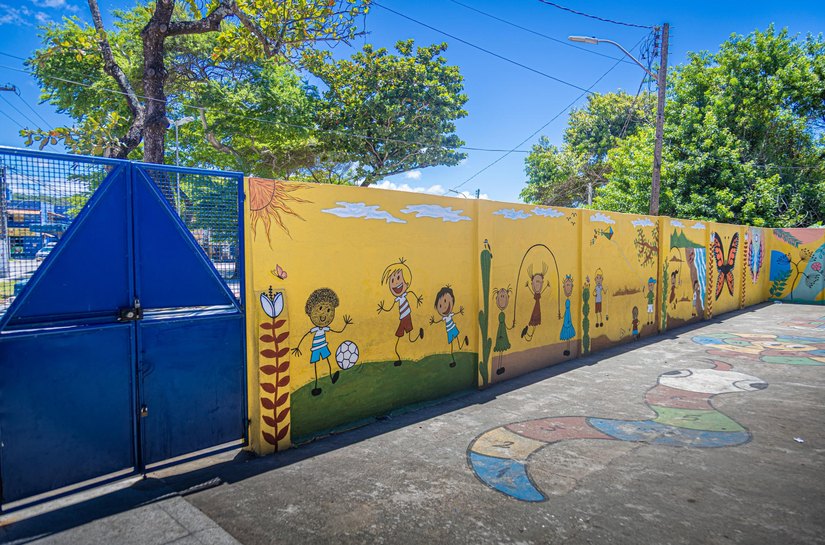 Vigia transforma muro de escola estadual com ilustrações que valorizam as brincadeiras da infância de Riacho Doce