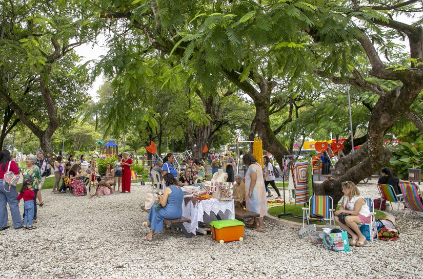 Economia Solidária promove Dia Mundial do Crochê na Praça Centenário