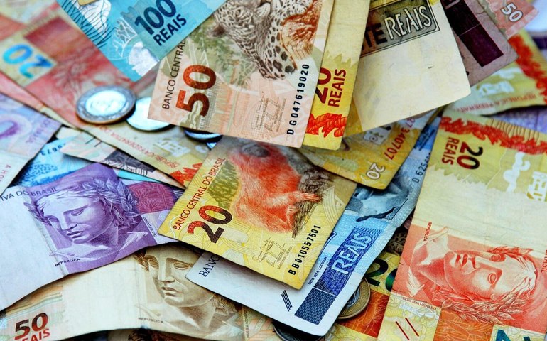 Dólar recua abaixo de R$ 5 e Ibovespa atinge novo recorde, sinalizando confiança no Brasil