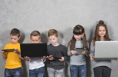 Campanha alerta para prejuízos da exposição excessiva às telas entre crianças e adolescentes