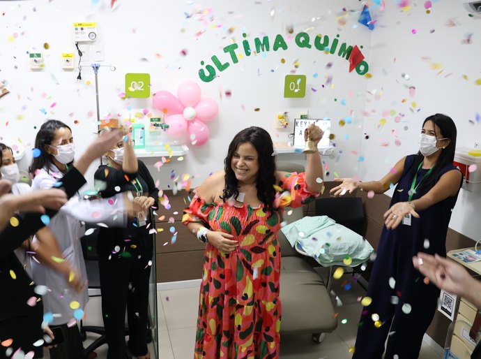 Após seis meses de tratamento, paciente celebra o fim da quimioterapia em Maceió