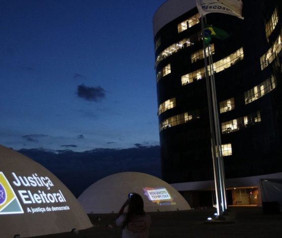 Coligação de Lula aciona TSE cobrando tratamento igualitário com Flávio Bolsonaro
