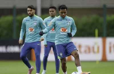 Seleção realiza primeiro treino para amistosos na Europa