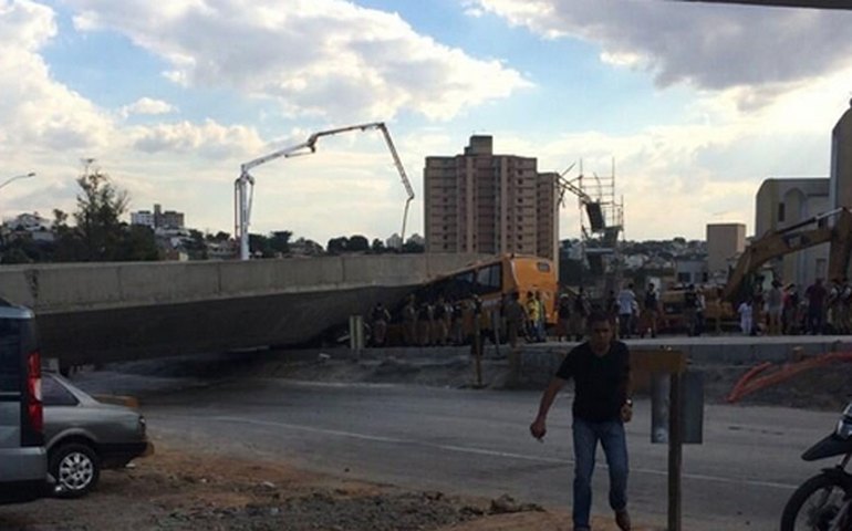 Viaduto do Projeto Copa desaba e mata pelo menos duas pessoas em Belo Horizonte