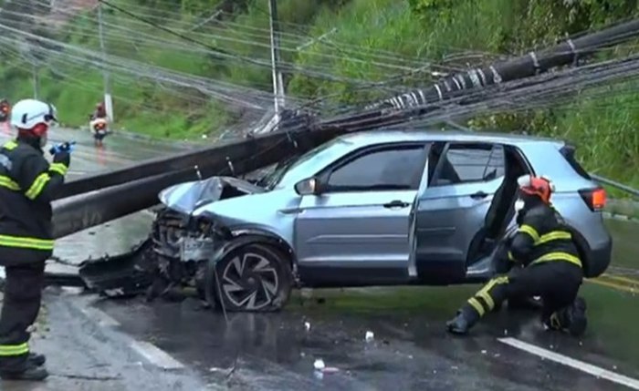 Carro colide contra poste e deixa trãnsito lento na Leste-Oeste, em Maceió