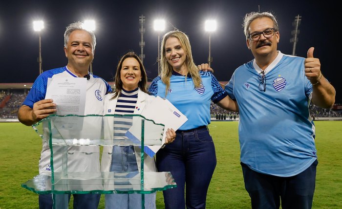 Solenidade ocorreu no gramado do Estádio Rei Pelé