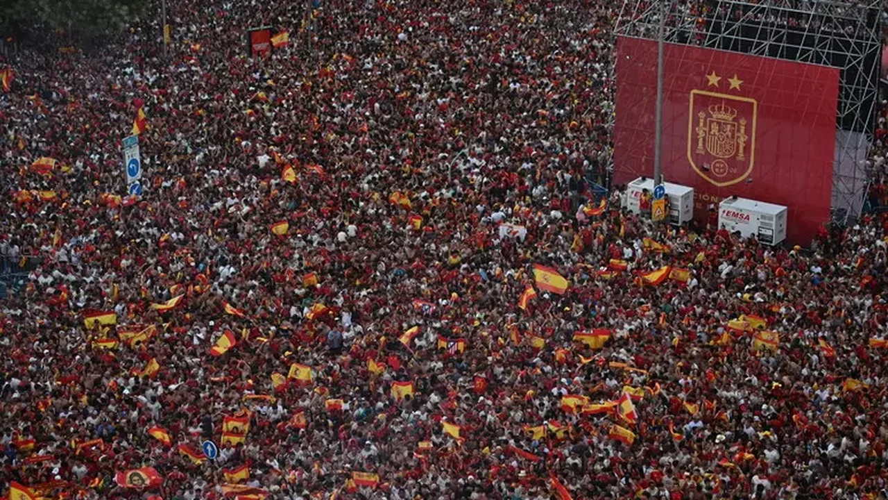 Taça da Copa brilha em Madri, com capital da Espanha tomada de vermelho