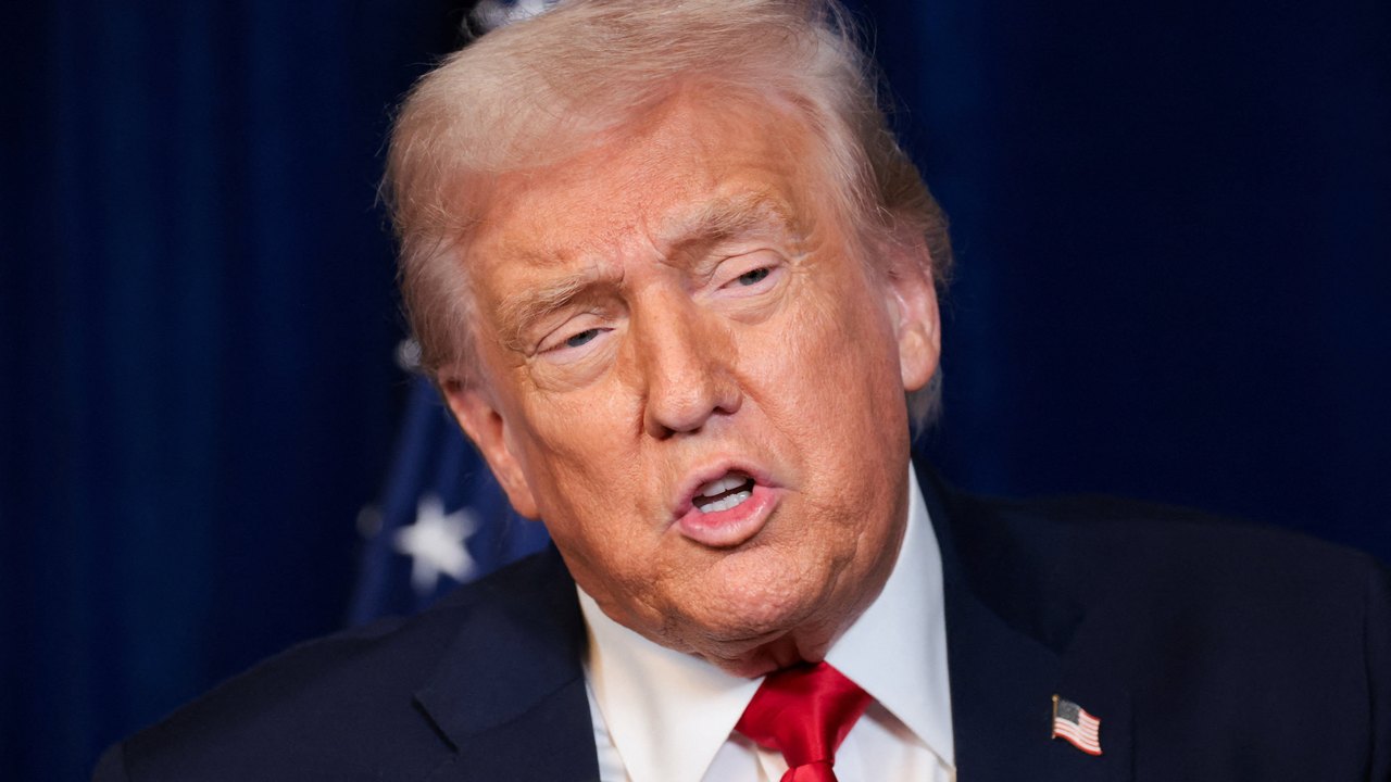 Trump assina decretos que restringem cidadania por nascimento