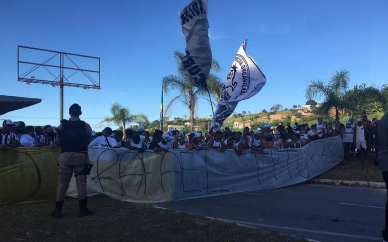 Torcida do Atlético-MG faz protesto na frente de CT e cobra Vargas