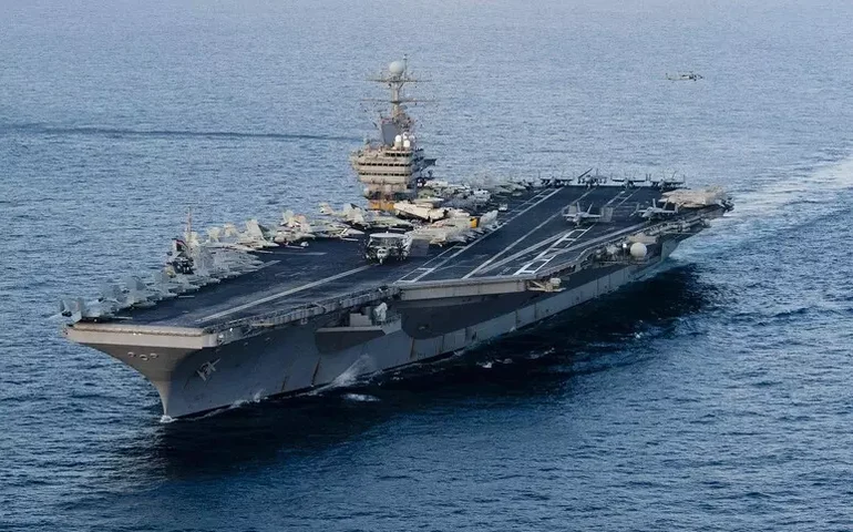 Guarda Revolucionária do Irã diz ter atacado porta-aviões; EUA negam