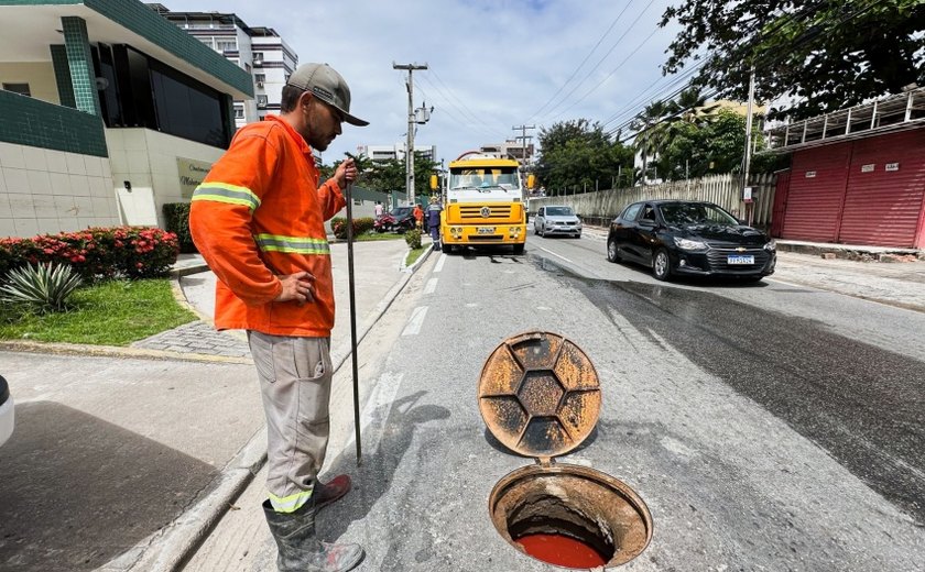 Operação Línguas Sujas flagra despejo irregular de esgoto em prédio na Jatiúca