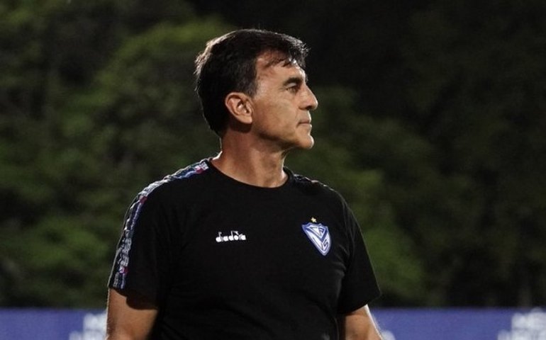Na mira do Santos, Gustavo Quinteros está perto de renovar com Vélez, diz dirigente argentino