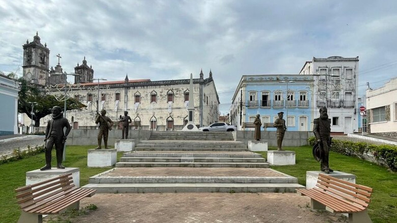 Personalidades históricas de Penedo ganham monumentos em praça pública