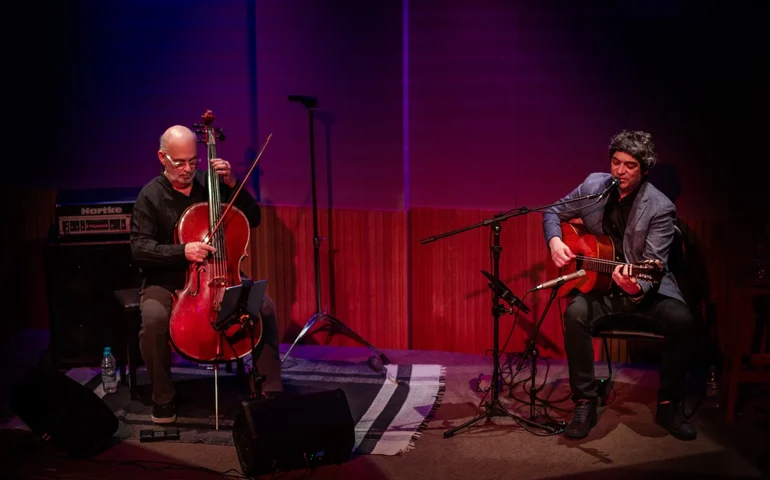Sucesso de público e crítica, tributo a João Gilberto com Fred Martins e Jaques Morelenbaum chega a Brasília
