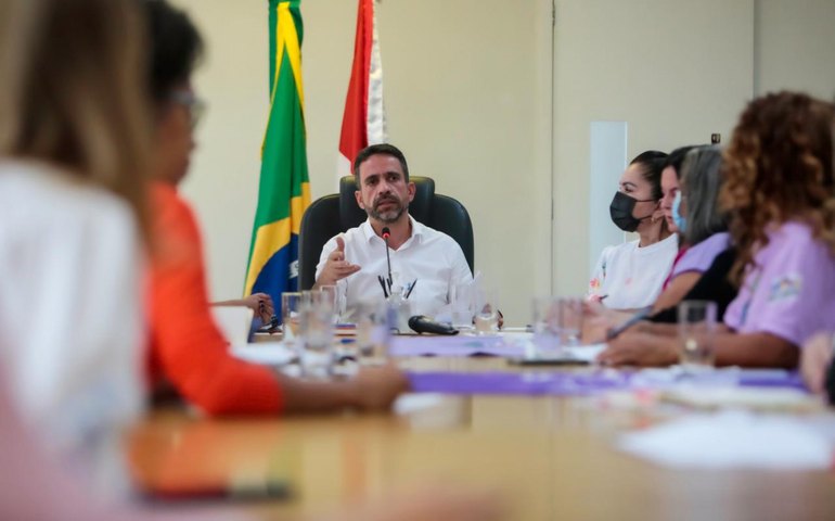 Paulo Dantas debate políticas públicas em defesa das mulheres