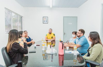 SMTT entrega cartões de identificação de pessoas com fibromialgia para vagas especiais em estacionamentos