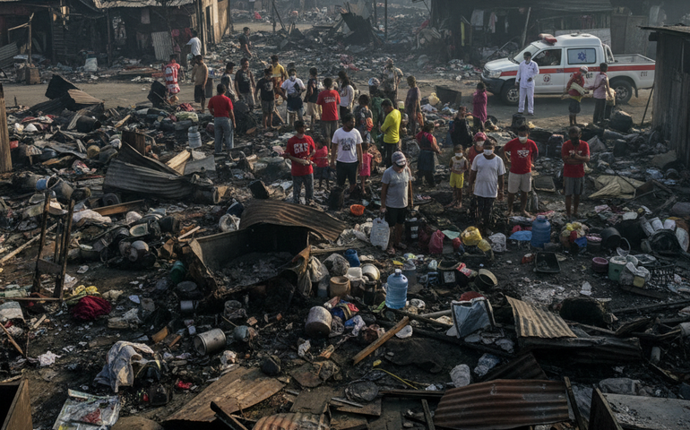 Incêndio de grandes proporções destrói mais de 50 casas em Quezon City