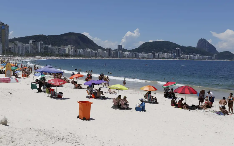 🪧 Ambulantes protestam em Copacabana contra novas regras da prefeitura