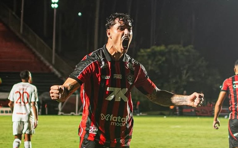 Vitória supera Internacional no Barradão e empurra Santos para o Z-4