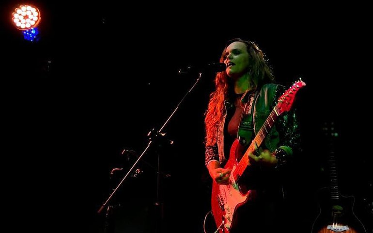 Sexta do Rock: Fernanda Guimarães se apresenta no Gira Mundo City Bar em Jaraguá​
