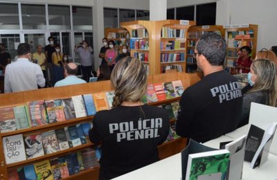 Reeducando do sistema prisional ilustra livro produzido pela Edufal