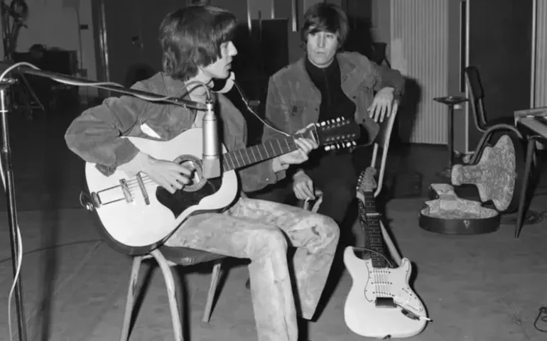 Violão dos Beatles perdido há 50 anos será leiloado nos EUA
